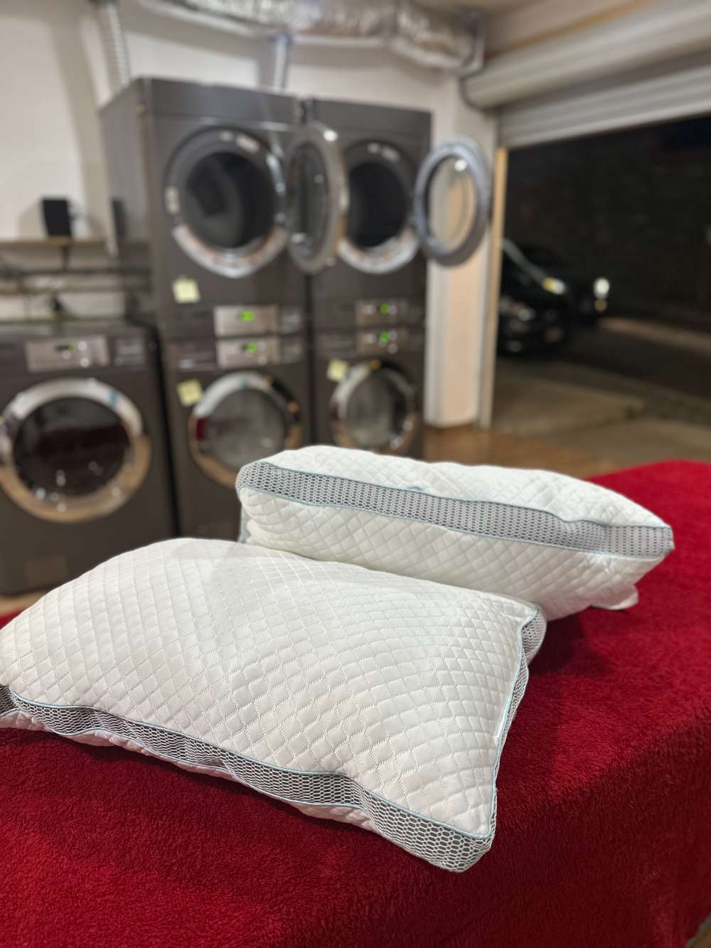 Almohadas recién lavadas y dobladas, listas para entregar, en CLEAN Lavandería